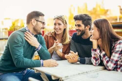vertrauensbildende Übungen - Gruppe von Freunden