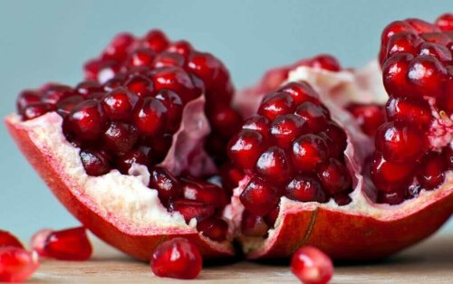 Endivien-Granatapfel-Salat - aufgeschnittener Granatapfel