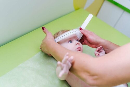 Kraniosynostose - Untersuchung eines Babys