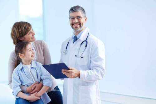 Syndrom der verbrühten Haut - Mutter und Kind beim Arzt