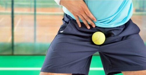 Tritt in die Hoden - Tennisball im Schritt
