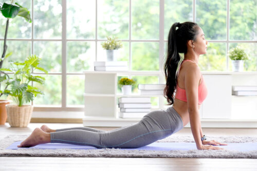 Yoga gegen Arthrose - Frau in Yoga-Pose