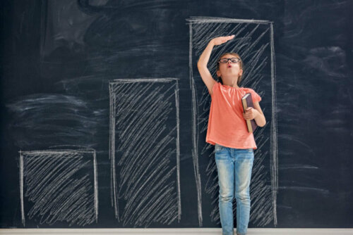 das Wachstum - Mädchen misst seine Größe