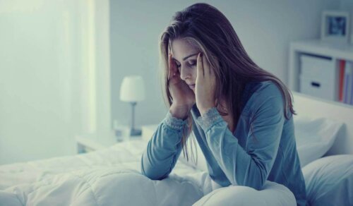 Fibromyalgiesyndrom - Frau mit Kopfschmerzen