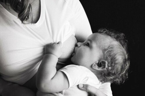 Ein Schwarz-Weiß-Bild eines Babys, das gestillt wird