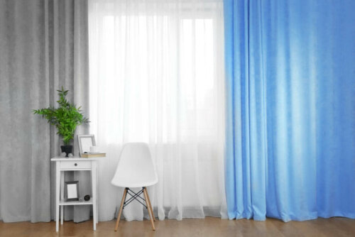 Graue, weiße und blaue Vorhänge im selben Raum