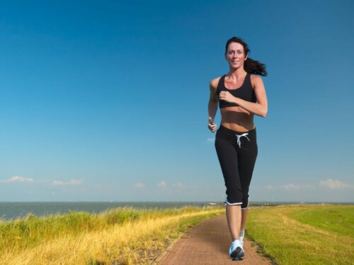 Eine Frau, die in der Nähe des Ozeans läuft