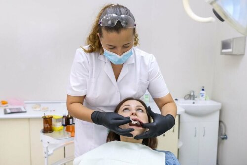 Die Kieferorthopädie ist eine Möglichkeit, um dieses Problem zu behandeln