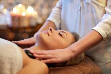 Hot Stone Massage: Was du darüber wissen solltest