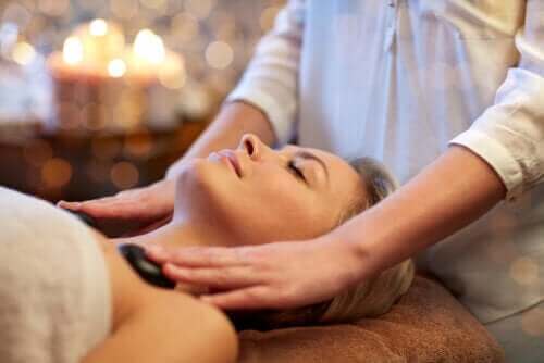 Hot Stone Massage: Was du darüber wissen solltest