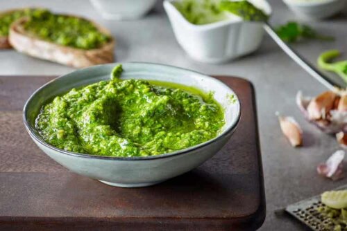 Grünes Pesto wird aus Basilikum hergestellt