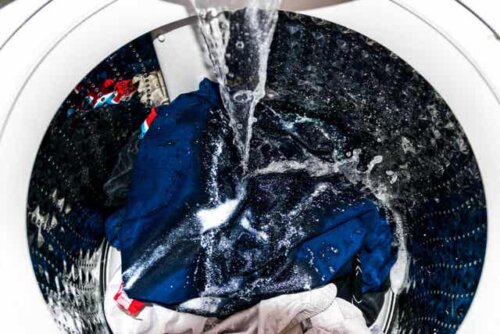 Eine Waschmaschine wäscht Kleidung