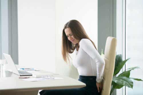 Hämorrhoiden verursachen auch Schmerzen und Beschwerden beim Sitzen oder Gehen