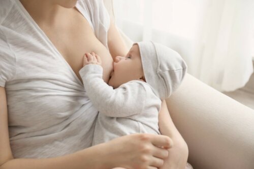 Mutter stillt ihr Baby