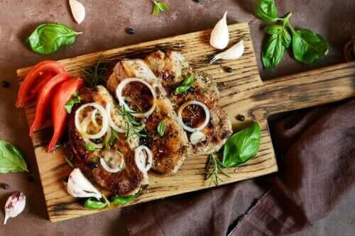 Steak mit Zwiebeln: 2 schmackhafte Rezepte
