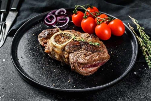 Steak mit Zwiebeln ist ein nahrhaftes und einfach zuzubereitendes Gericht
