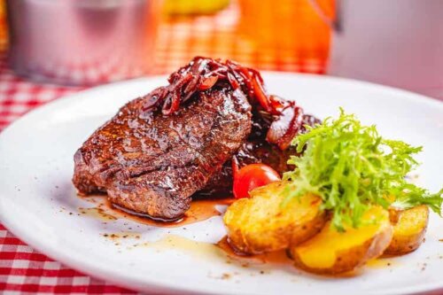Steak passt ideal zu Beilagen wie Kartoffeln, Reis und Salaten