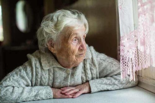 Sterbehilfe - ältere Dame am Fenster