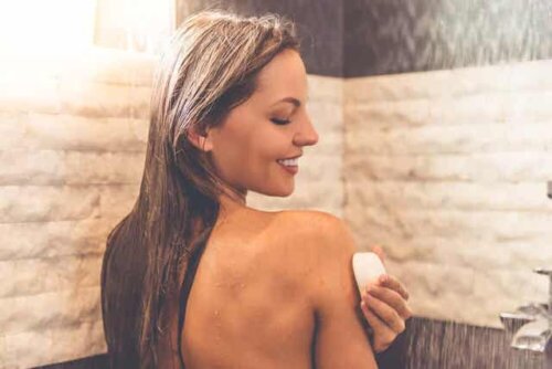 Neutralseife - Frau in der Dusche