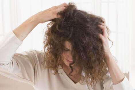 Haarausfall in der Stillzeit - Frau fasst sich in die Haare