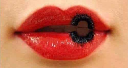 Rauchermelanose - Frau mit schwarzem Kreis auf der Lippe