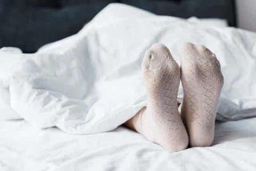Melatonin bei der Behandlung von Fettleibigkeit - Mensch im Bett
