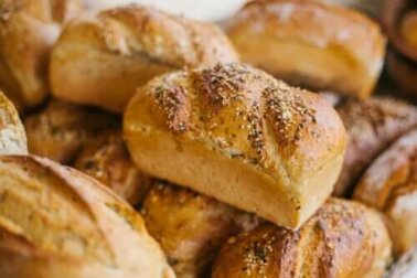 Rezept für ein leckeres selbstgebackenes Sesambrot
