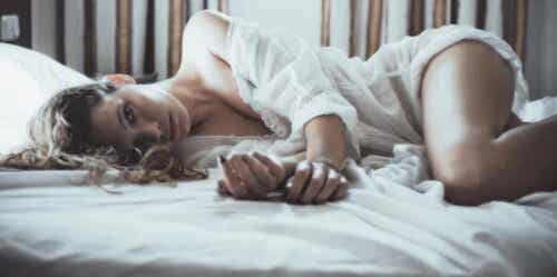 Orgasmische Meditation - Frau liegt im Bett