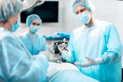 Um Nierensteine zu behandeln können entweder Endoskopien oder Stoßwellenverfahren durchgeführt werden