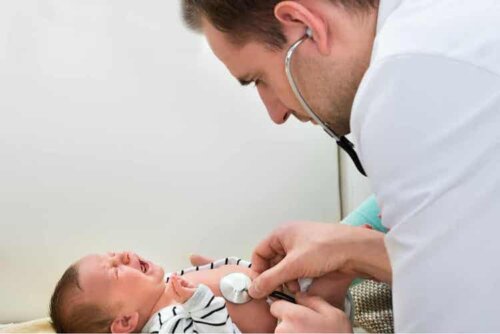 Bei einer diagnostizierten Hypermobilität im Säuglingsalter kann der Arzt den Eltern Übungen empfehlen