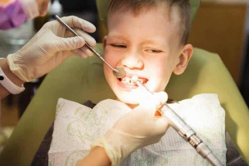 Ein Zahnarzt erkennt, ob ein Kind eine Kieferorthopädie benötigt