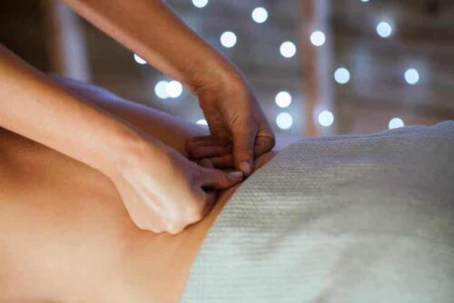 Die Verwendung von Copaiba-Öl bei einer Massage kann Muskelverspannungen zu reduzieren