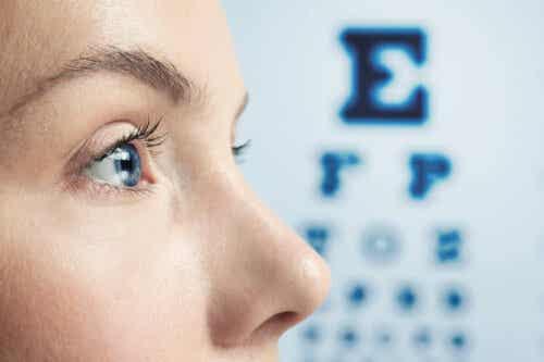 LASIK - Frau macht Sehtest