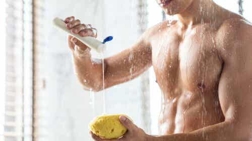 Männliche Intimhygiene - Mann unter der Dusche