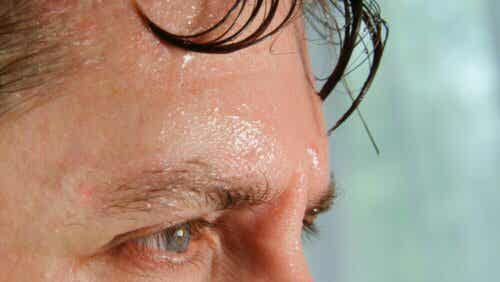 extreme Temperaturen - Mann mit Schweiß auf der Stirn