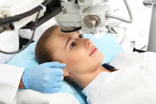 LASIK - Frau bei einer Behandlung