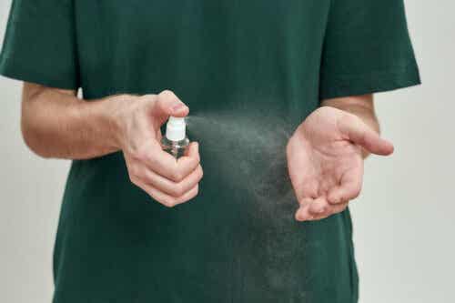 Männliche Intimhygiene - Mann mit Parfumflakon