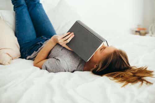 mehr Ordnung im Schlafzimmer - Frau im Bett