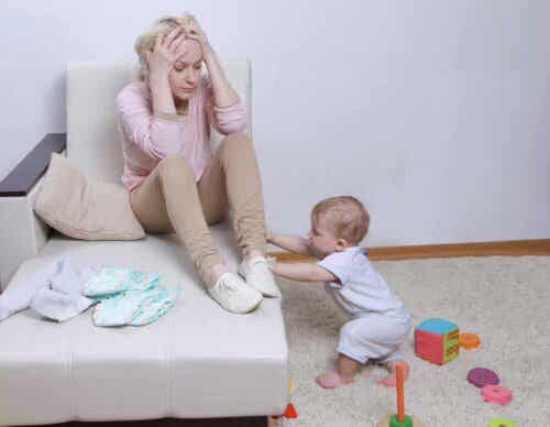 Bindung zu deinem Neugeborenen - Mutter mit Baby