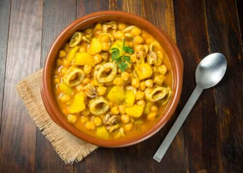 Kichererbsen mit Tintenfisch: Ein einfaches und gesundes Rezept