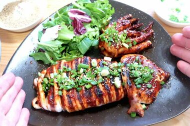 Gegrillter Tintenfisch mit Knoblauch und Petersilie