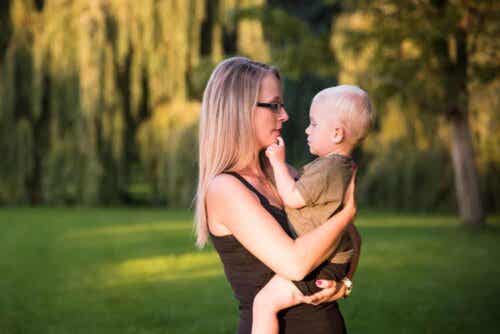 Bindung zu deinem Neugeborenen - Mutter mit Kind im Park