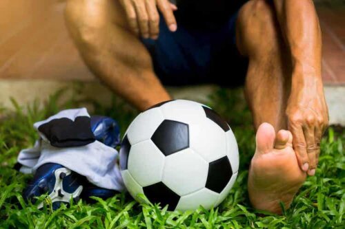 Die unteren Extremitäten von Fußballspielern sind häufig von Verletzungen betroffen