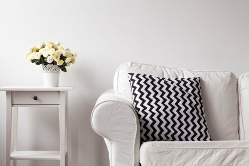 Sofa - weiß mit schwarz-weißem Kissen