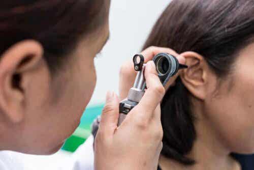 Ohrenschmalzverstopfung - Untersuchung beim Arzt