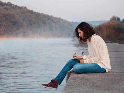 Lettering - Frau am Wasser