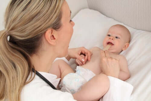 Verkürztes Lippenbändchen bei Babys - Symptome und Behandlung