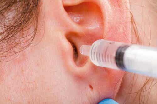 Behandlung einer Ohrenschmalzverstopfung