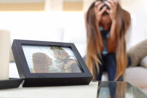 Eifersucht und Misstrauen dem Partner gegenüber können auf eine emotionale Bindung hinweisen