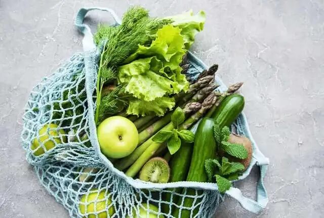 Eine Auswahl an grünem Gemüse und grünem Obst.